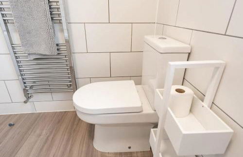 Great 3 bed Handbridge home Sleeps 6 EV Charger - Photo 19