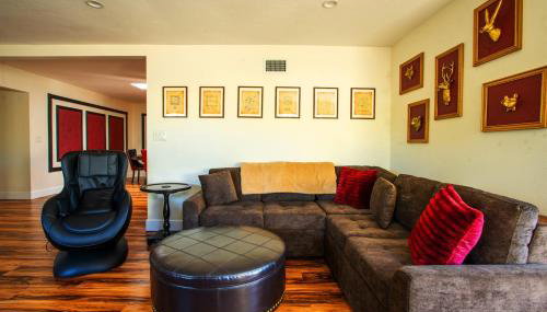 4BR Group Retreat w Golf Green, Poker & Fire Pit - Foto 3