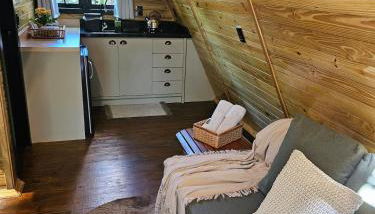 Um chalé e um riacho no meio da natureza - Foto 2