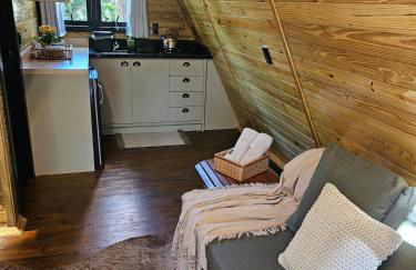 Um chalé e um riacho no meio da natureza - Foto 2