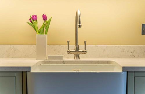 The Entire Coach House at Middleton Hall, Three Bedroom Holiday Home - Photo 6