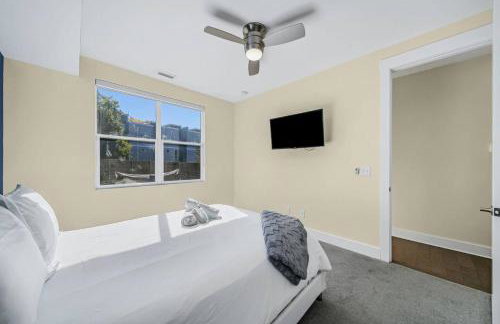 Modern 4-Story 3-BR Townhome with Rooftop Lounge - Foto 49