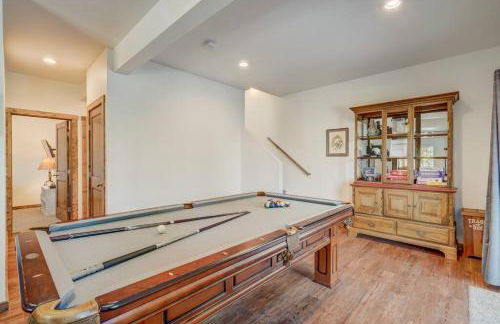 Rustic cabin charm w/ hot tub, arcade basketball - Foto 50