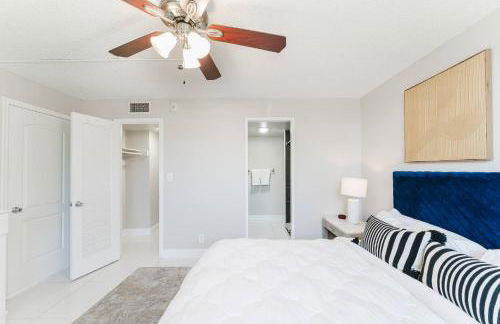 Across from Beach | Balcony • Pool • Parking • 2BR - Foto 30