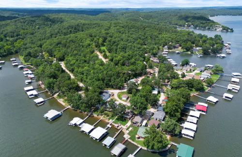 Pet-Friendly Lakefront Home in a Quiet Cove w/ Netflix, Outdoor Seating, Boat Slip - Foto 50