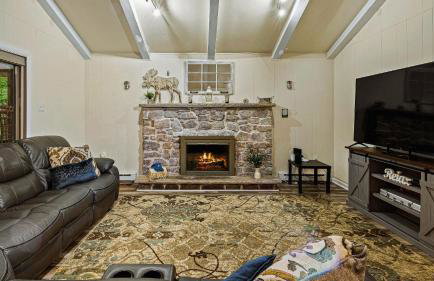 Frolic on Fern by Avantstay Enclosed Deck w/ Forest Views, Bar - Foto 10
