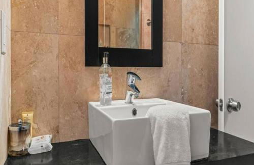 Bright & Modern Home with Patio - Foto 4