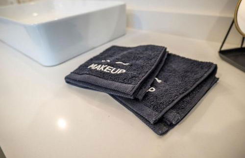 Luxury tiny house with hot tub and private deck! - Foto 17