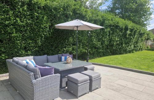 South Coast New Forest Holiday Home-4 Bed-Sleeps 8-Spacious-Parking-EV Dock-Large Garden-Playground-Great for Families-Groups-Professionals - Foto 8