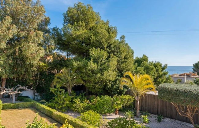 Relax in Luxury at This Stunning Seaside Villa - Photo 64