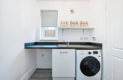 Spacious Luton Home Sleeps 8 - Foto 17