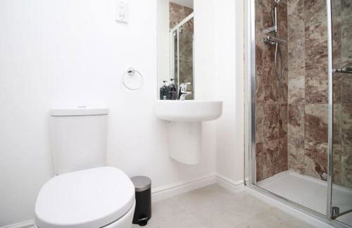 Modern and Cosy 3 Bed House Close to Cardiff City Centre perfect for Family Relocations, Contractors & Groups by Gurkha Stay with Free Parking and Wifi - Foto 3