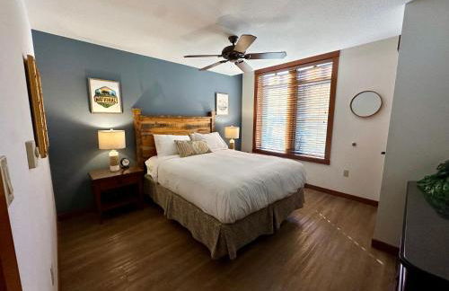 Quiet, Updated, Corner Condo in the Village! Parking, Pool & Spa - Foto 8