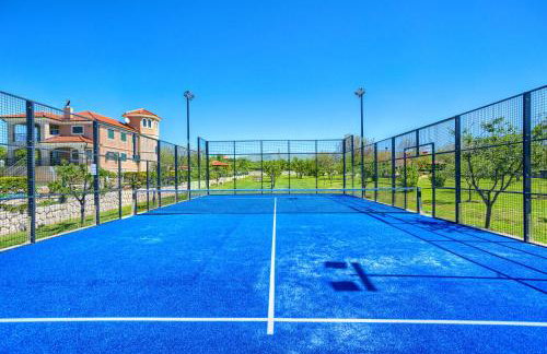 5-Bed Villa with Pool, Jacuzzi & Padel Court - Foto 6