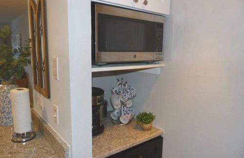 SPECTACULAR, NEW Professional Decor, Near Dis, NO Steps, Pool, Patio, LOW Rates! - Foto 77