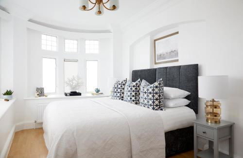 Aisiki Stays Apartments at North Finchley, 3-Bedroom & 2-Bathroom, Pet Friendly Flat, King or Twin Beds with Free WiFi - Foto 3