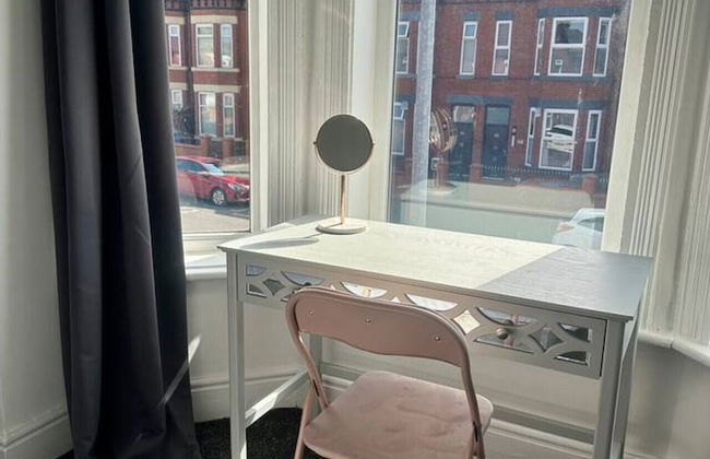 Large Five Bedroom Home with parking - Foto 37