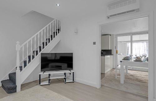 3BR Home for 6 in Rainham, Parking & Wi-Fi - Foto 6