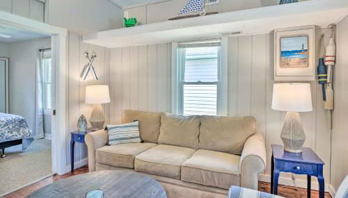 Chic Cottage with Private Yard Steps to Beach! - Foto 4