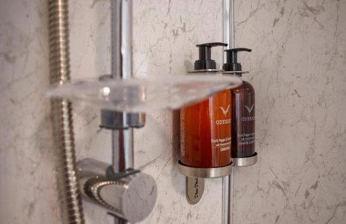 6 BR 3 Bath Spacious Tudor House & Free Parking - Foto 66