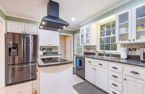 Hillside Hot Tub Hideaway! King Bed / Fire Pit - Foto 14