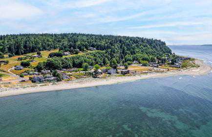 Private Beach Access + Water Views! Sleeps 18, Historic 6bdr Farmhouse w/ Deck - Foto 76