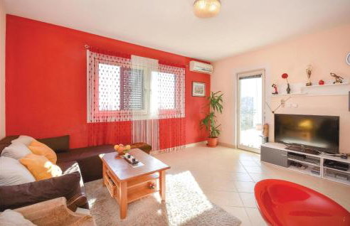 Two-Bedroom Apartment In Mravince - Photo 2