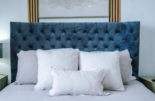 Luxury 3-Bedroom Apartment with 75-Inch TV, Fireplace & Terrace near Manchester Airport - Photo 39