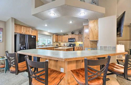 Rustic Escape with Deck, Hot Tub and Mountain Views - Foto 13