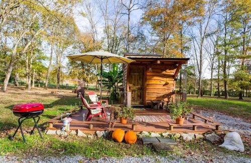 Hillbilly Chic Tiny House Near Nashville with WiFi, Kitchenette, Fire Pit & Trails - Foto 6