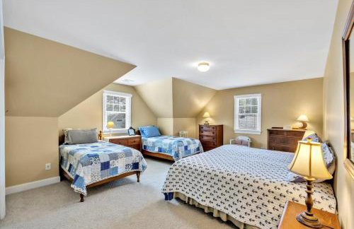 Stay 1 Block from Ocean at 7-Bed Retreat with Yard, Deck and Game Room, Host Up to 22 Across 16 Beds, Gas Fireplace, Gas Grill, Ample Parking, Walk to Menauhant Beach, Perfect for Family Getaway, 24 Hr Hospitality - Foto 63