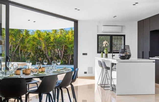 Relax in Luxury at This Stunning Seaside Villa - Photo 21