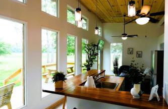 Luxe 2BR Cabin with Deck and Creek View - Working Farm - Foto 10