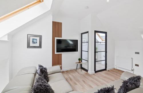 CORN FLOUR LODGE at PITKERRO MILL with HOT TUB 3 double bedrooms with TVs, 1 en-suite, 2 further bathrooms, fully equipped kitchen, large family dining area, FREE parking, WiFi, private garden, short, mid,longterm stays available with HONEYCOMB HOSTS - Photo 9