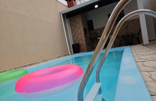 Casa Maravilhosa, Pé na Areia com Piscina, Área Gourmet com Churrasqueira em Deck Coberto Frente a Piscina, Mesa de Bilhar, 4 Quartos Confortáveis, Sendo 2 Suítes, Cozinha Americana e Sala de Jantar, Ampla Garagem para 6 Carros - Mercado na rua da Casa - Photo 2