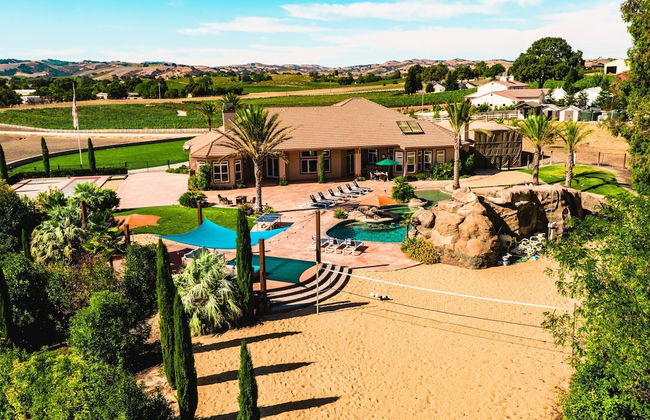 Mermaid by Avantstay Private Estate w/ Pool, Volleyball & Arcade! - Photo 16