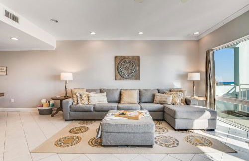 Dog-friendly beachfront dream with a wet bar & two furnished balconies - Foto 5