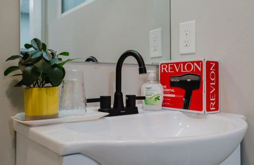 Entire Private Studio with 1 King Bed, Full Kitchen, Gated Yard, Available Now - Foto 16