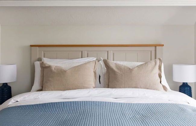 Coastal Retreat for 8 With Hot Tub - Walk to Beach - Foto 33