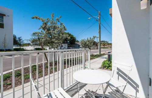 Classy 2BR-2BA Oasis Beach Pool Parking EV Station - Foto 6