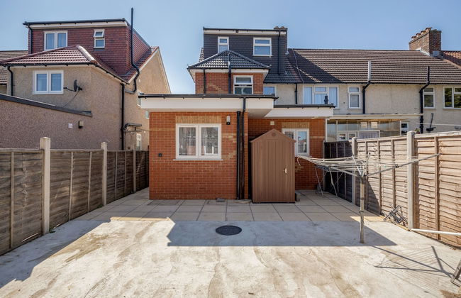 Remarkable 1-bed Studio in Dagenham - Photo 9