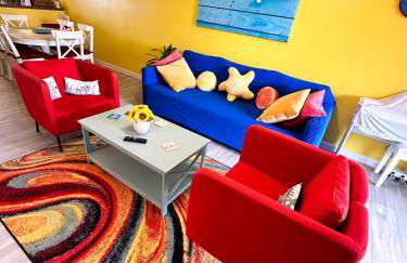 Stylish 2BR Condo Near Beach, Large Pool & Patio, Pet Friendly - Foto 2