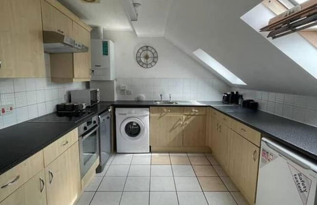Central top Floor 2-bed Apartment in Swindon - Foto 6