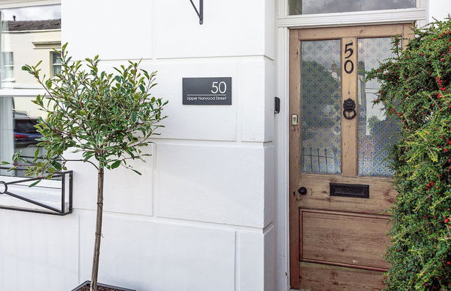 Stunning Townhouse with Large Garden - Photo 47