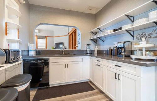 Rustic 3-Bedroom, 1.5-Bath Oasis by Downtown - Foto 6