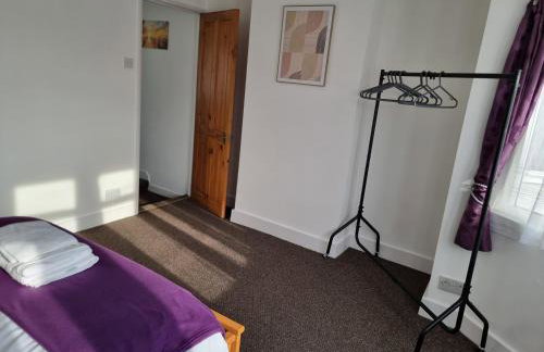 Entire 3 bedroom home with Parking in Welling, London, UK - Photo 55