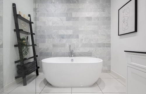 Extravagant 6 Bed Victorian Townhouse with Hot Tub - Photo 9