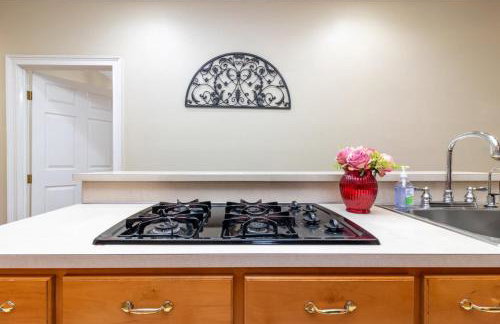 The Broadway Bungalow Walk to Riverwalk Dining! - Foto 23