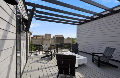 New Modern Townhome With Rooftop Patio 2 Bedroom Townhouse by RedAwning - Photo 11
