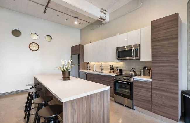 Downtown Dallas Gorgeous 3 BD, Pool & Gym - Photo 8